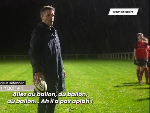 Dimitri Yachvili au milieu de jeunes joueurs de rugby de Méru Les Sablons lors d'une séance de formation