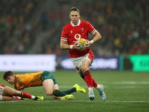 Liam Williams en maillot du Pays de Galles, célébrant une victoire au Tournoi des 6 Nations