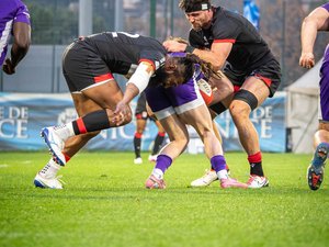 Joueurs de rugby en mêlée lors d'une rencontre de Nationale