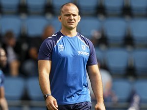 Joan Caudullo manager Montpellier Hérault Rugby discutant avec ses joueurs
