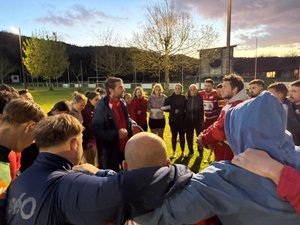 Joueurs et joueuses de Danglan s'entraînant ensemble sur le terrain de rugby