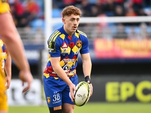 Jonny Gray en maillot de l'USAP aux côtés des jeunes talents de Perpignan