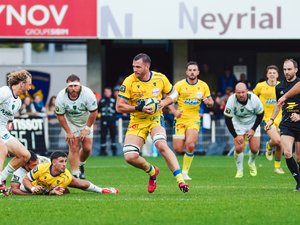 Joueurs de Clermont en maillot jaune lors d'un match du Top 14