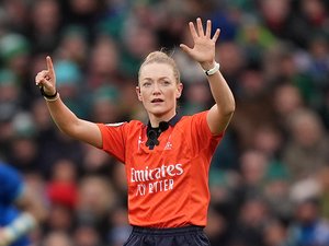 Ancienne demi de mêlée, pionnière de l'arbitrage féminin : qui est Hollie Davidson, première femme à arbitrer un match de Top 14 ?