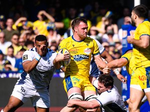 Joueurs de rugby en action lors d'un match du Top 14 sous la pluie