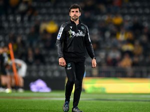 Joueurs de Pau en mêlée lors d'un match à domicile au stade de la Beaujoire