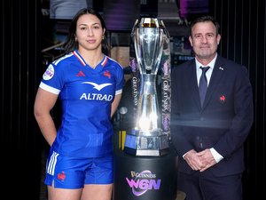 Manae Feleu, capitaine du XV de France féminin, en tenue de rugby avec le maillot bleu