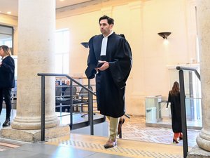 Palais de justice avec symboles du rugby français