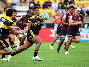 Match de Super Rugby Pacific avec joueurs en action et ballon