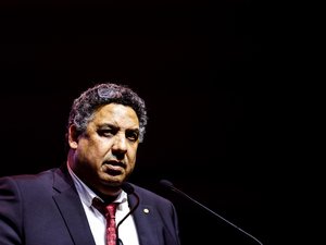 Serge Blanco en tenue de rugby vintage, évoquant son époque glorieuse au sein du XV de France