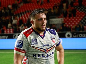 Yahnis El Maslouhi en action avec le maillot de Béziers, célébrant une victoire contre Agen en Pro D2