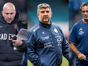 Un manager de rugby concentré sur le banc de touche pendant un match du Top 14