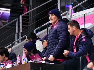 Un entraîneur du Top 14 lors d'une séance d'entraînement, symbolisant la pression et la précarité du métier