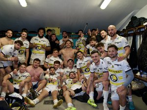 Les joueurs d'Albi célèbrent leur victoire décisive à Rennes en Nationale
