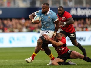 Peceli Yato et Mayron Fahy célébrant ensemble la victoire de l'USAP en Top 14