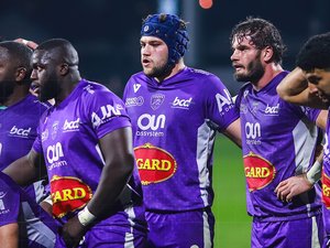 Joueurs de Bourg-en-Bresse en mêlée lors d'un match de Nationale