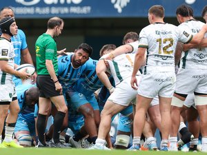 Top 14 - "Mes coéquipiers m’ont vraiment bien fait bosser" : Christopher Tolofua à droite, reconversion (gagnante) en cours