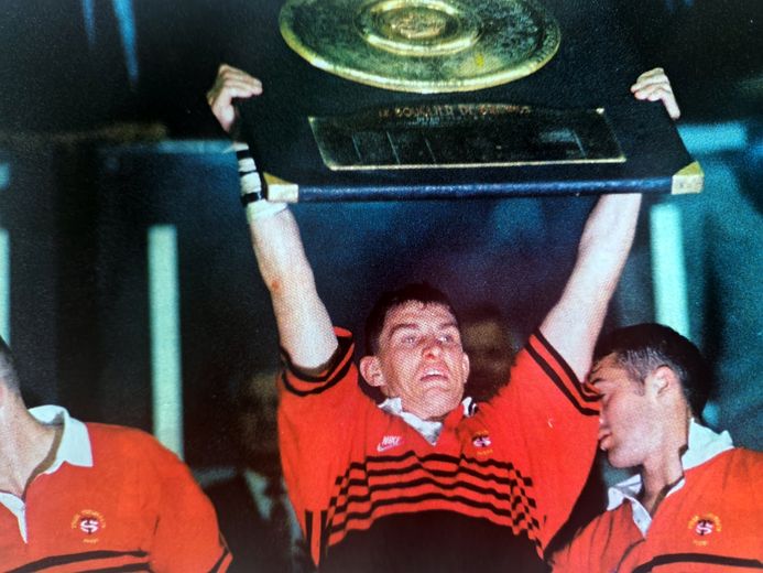 Le Stade toulousain des années 90 portent le sceau Guy Novès et Christophe Deylaud. Le premier, meneur d’hommes incomparable, a su apporter un nouveau regard sur le jeu et les méthodes d’entraînement, aidé sur le terrain par le talent du second. Une génération qui comptait dans ses rang Didier Lacroix (devenu le président des Rouge et Noir) et David Berty.
