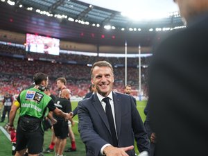 Vidéo. Finale Top 14 - "Petit cul-sec ? Mais il n’y a pas de bière" : Emmanuel Macron a rendu visite aux joueurs de Toulouse dans les vestiaires pour la dernière fois