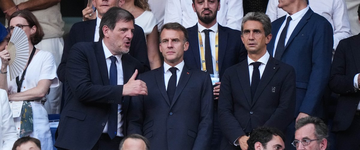 Top 14 - Emmanuel Macron, Florian Grill, Yann Roubert. Pour la finale au Stade de France, la corbeille présidentielle fait toujours le plein