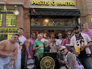 Top 14 - Chez Tonton, baignade dans une fontaine... Les Toulousains à la fête au cœur de la ville rose
