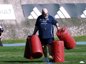 Vidéo. Une tonne de matériel, 80 personnes... Reportage au cœur de l’équipe de France avec l’intendant Jean-Luc Passard