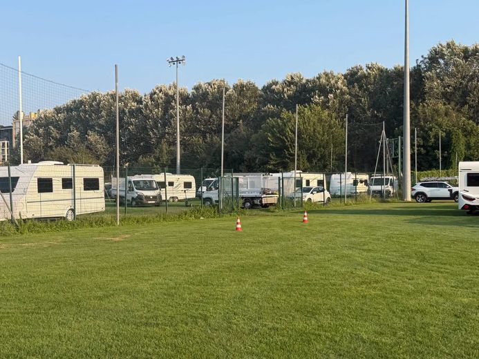 Près de 80 caravanes occupent deux des trois terrains du stade du Mouton, à Marseille.