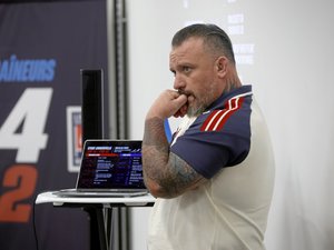 Top 14 - Pro D2. Stage des arbitres "J'en ai ras le bol de voir des mêlées qui tombent" : Thomas Domingo veut apporter de la clarté au secteur de la mêlée