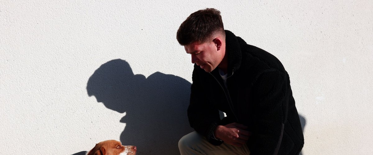 "Mes chiens sont comme mes enfants" : ami des animaux inspiré par le PSG, les passions de Matthieu Jalibert en dehors des terrains