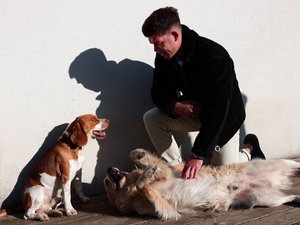 "Mes chiens sont comme mes enfants" : ami des animaux inspiré par le PSG, les passions de Matthieu Jalibert en dehors des terrains