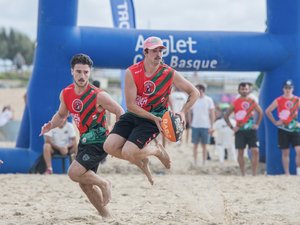 Reportage - Le rugby les pieds dans le sable : plongez au coeur de l’Anglet Beach Rugby Festival
