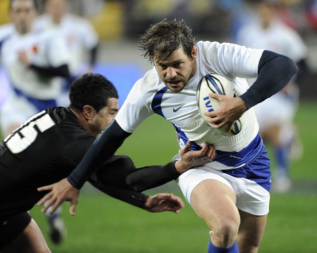 Cédric Heymans crochète Mils Muliaina pour filer à l'essai.