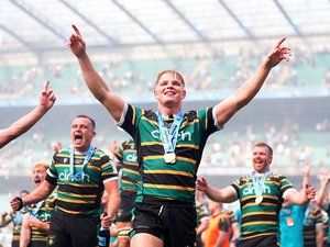 International - "C’est certainement un joueur à sept chiffres" : quand l'agent d'Henry Pollock (Angleterre) vise le million de livres par saison