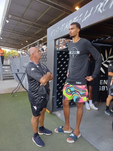 Victor Wembanyama en discussions avec Philippe Saint-André.