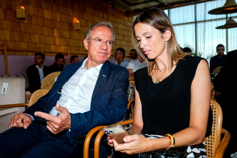 Eric Bayle et Isabelle Ithurburu, l'ancienne présentatrice du Canal Rugby Club.
