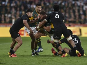 International - Rugby's Greatest Rivalry. "J'ai les boules ! Si nous ne gagnons pas le prochain match, nous ne pourrons plus gagner la série" : pression sur Le Cap avant d'affronter les All Blacks