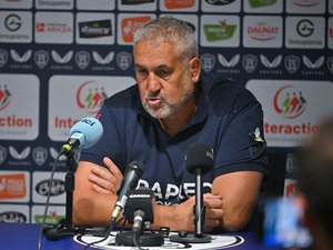 Top 14 - "Je ne veux pas être désagréable, mais..." : après un monologue, Christophe Urios refuse de répondre aux questions des journalistes qui ne concernent pas "le groupe"